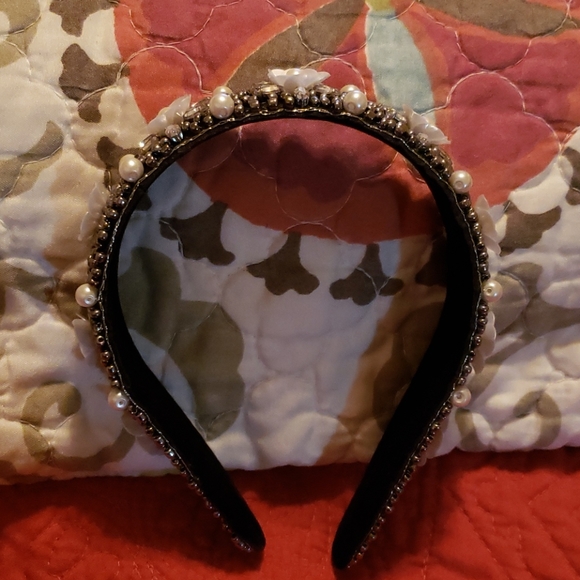None Accessories - Black Elegant Hairband